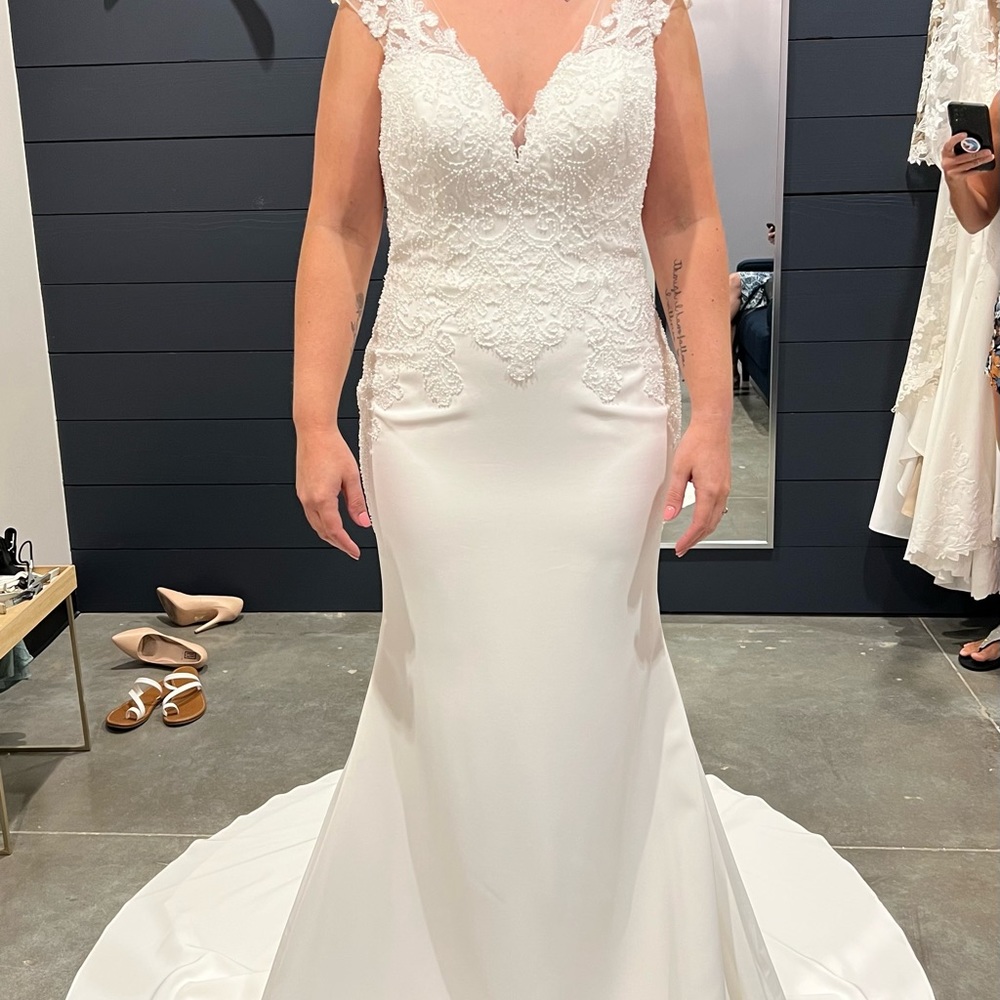 UNWORN Maggie Sottero Wedding gown size 10 in ivory
